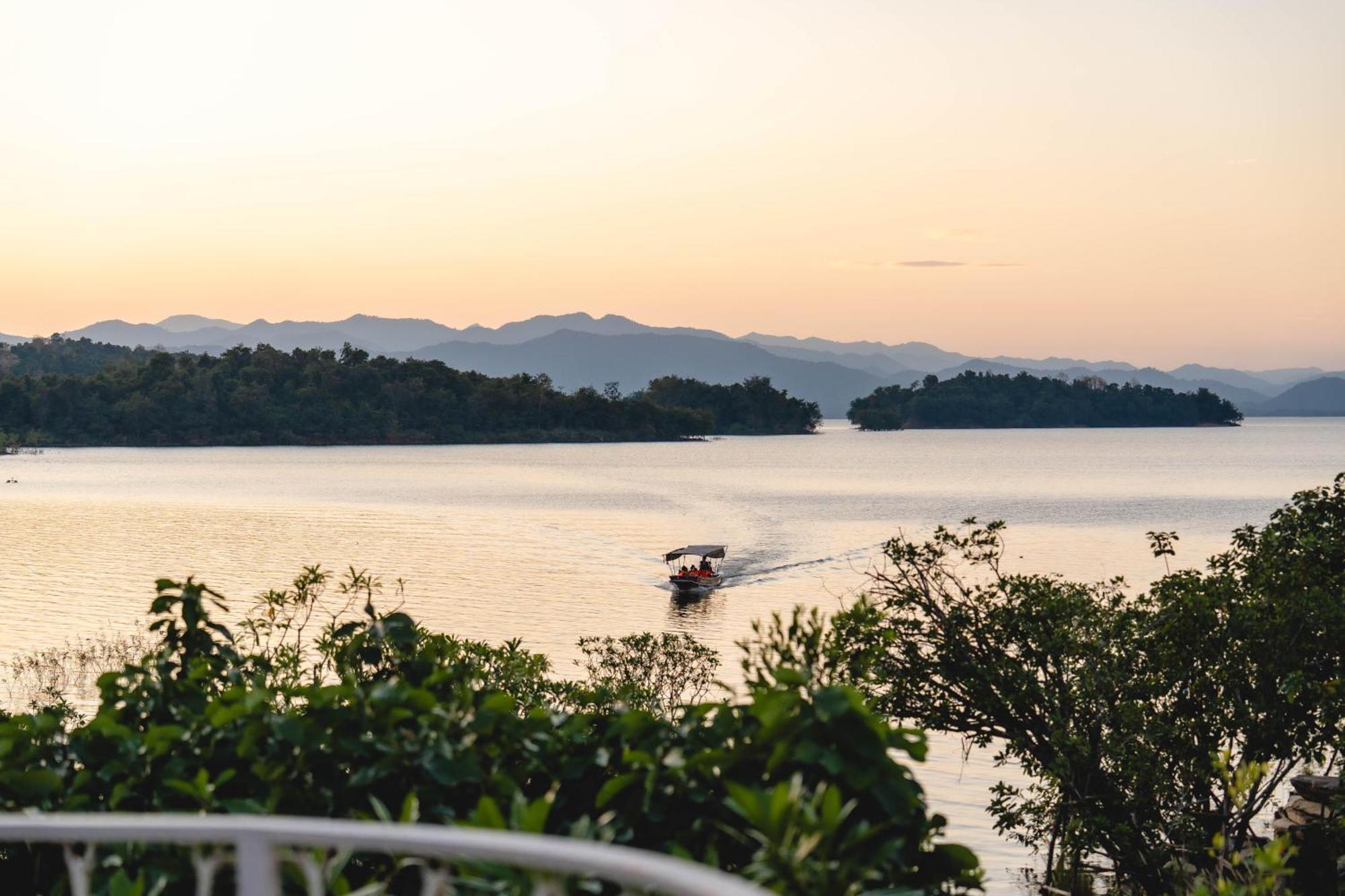 Le La Lake Resort And Spa Kaeng Kachan Zewnętrze zdjęcie